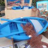 Nella sua casa-laboratorio Massimo ha cominciato creando le piccole barchette dei pescatori conosciute come �gozzi�...